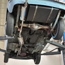 Imparts nieuwe uitlaat onder een MGB.JPG