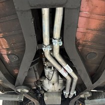 Imparts nieuwe uitlaat onder Triumph TR6 foto 01.JPG