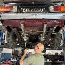 Imparts nieuwe uitlaat onder Triumph TR6 foto 04.JPG