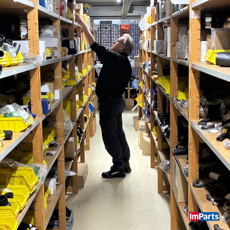 Ronald houdt het magazijn draaiende